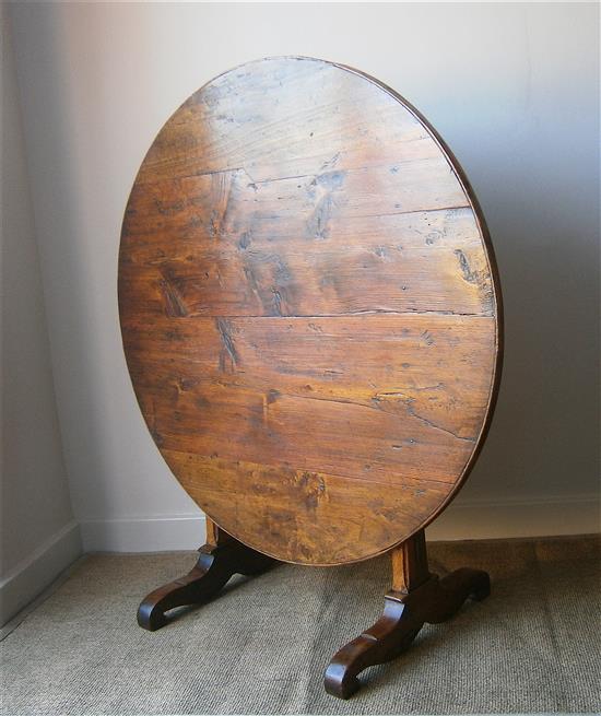 A 19th century French Vendange dining table in pine, cherry and oak Diameter 100cm